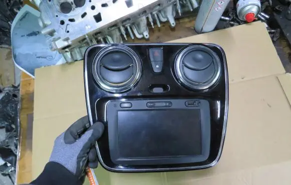 Dacia Dokker Radio/CD/DVD/GPS head unit 281157850R