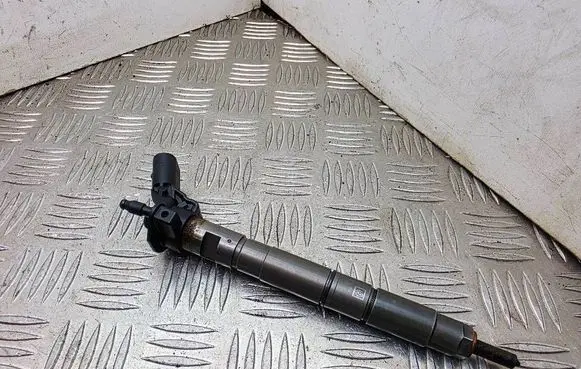 Audi A8 S8 D3 4E Fuel injector 0445115041 057130277AD