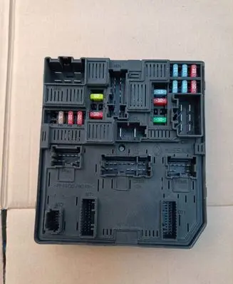Nissan Pulsar Relay mounting block 