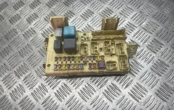 Toyota Avensis T250 Fuse module 82641CA010F 2420372142 03101601430202