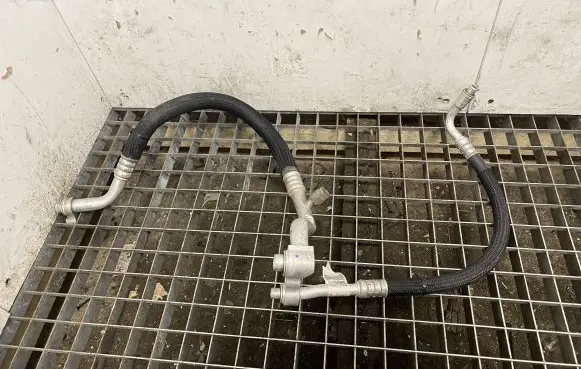 Jeep Cherokee Air conditioning (A/C) pipe/hose 68103259AE