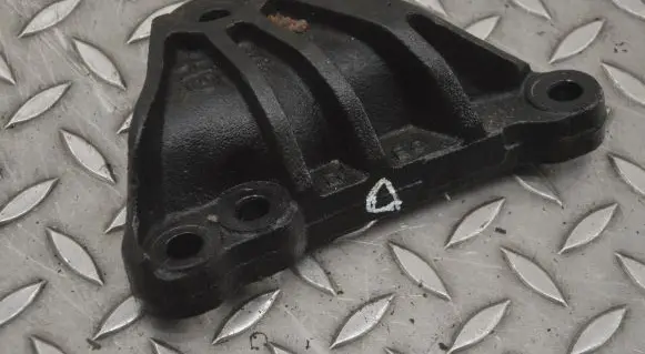 KIA Sorento Engine mounting bracket