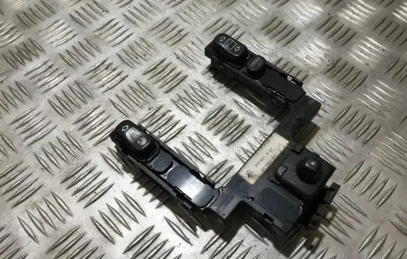 Mercedes-Benz C W202 Electric window control switch 2028211551 03750022