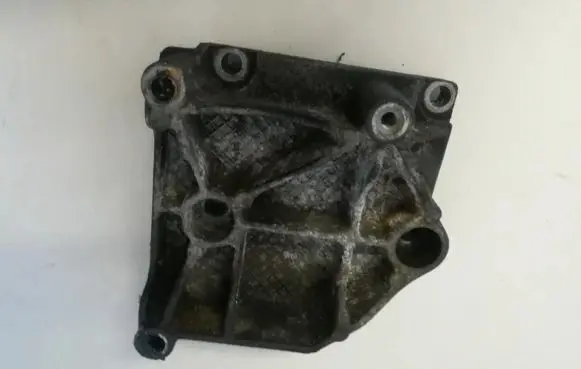 Citroen Xsara Picasso Engine mounting bracket 9657137480