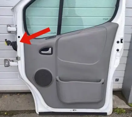 Opel Vivaro Front door check strap stopper 