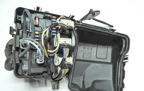 Citroen DS3 Fuse module 9667199680