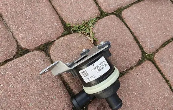 Opel Zafira C Electric auxiliary coolant/water pump 55509121