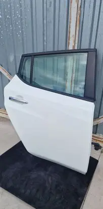 Nissan Leaf II (ZE1) Rear door