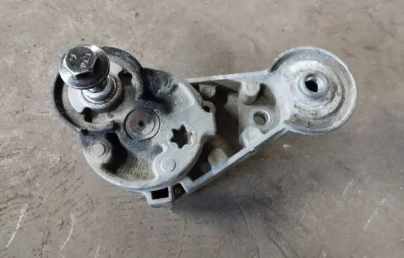 Volvo XC90 Alternator belt tensioner 30757282