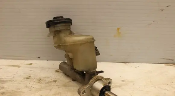 Brake fluid reservoir