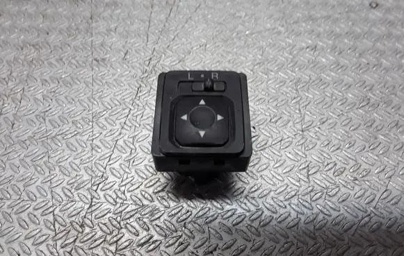 Mitsubishi Pajero Wing mirror switch MR190956