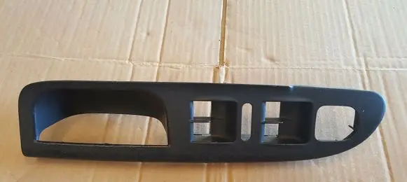 Volkswagen PASSAT B6 Front door window switch trim 3C1867171