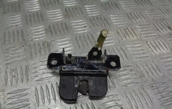 Volkswagen Golf IV Tailgate exterior lock 1J6827505B