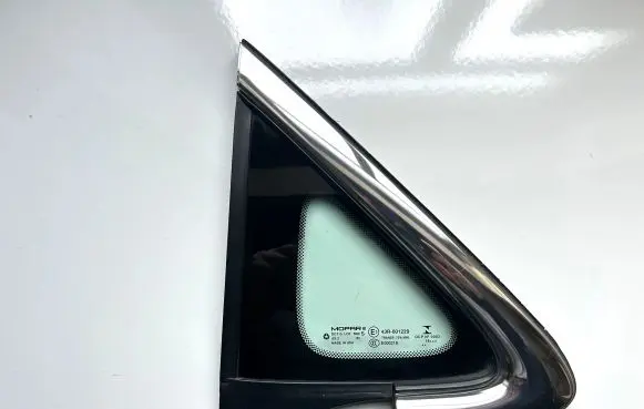 Chrysler Pacifica Front triangle window/glass 68370634AA 43R001229