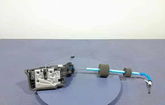 BMW X3 E83 Front door lock 9492091