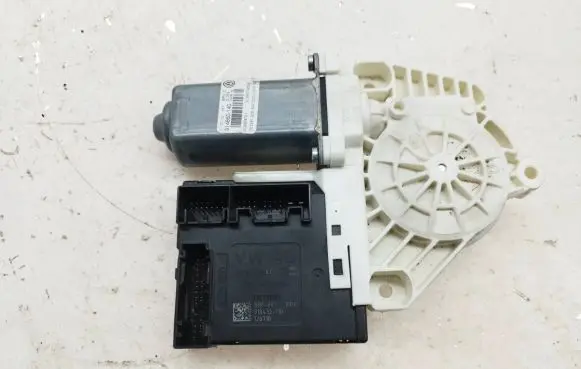 Volkswagen PASSAT CC Front door window regulator motor 3C0959793C 918432110 3C8959701