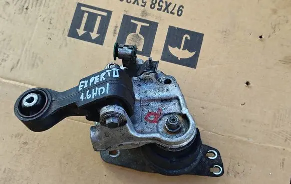 Engine mounting bracket