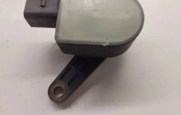 Headlight/headlamp level sensor