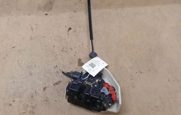 Volkswagen Golf V Rear door lock 7L0839016