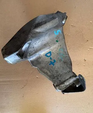 Engine mounting bracket