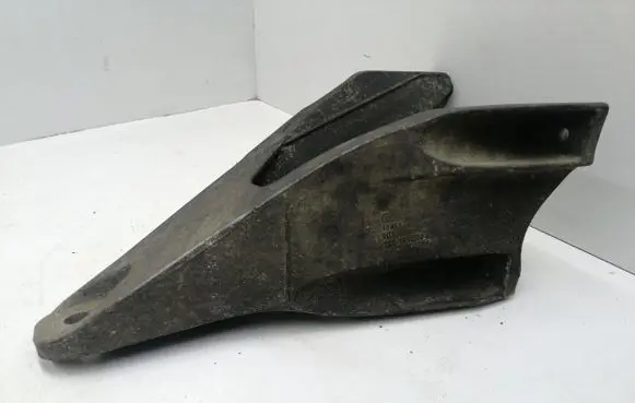 Volkswagen Transporter - Caravelle T5 Engine mounting bracket 7E0199370A