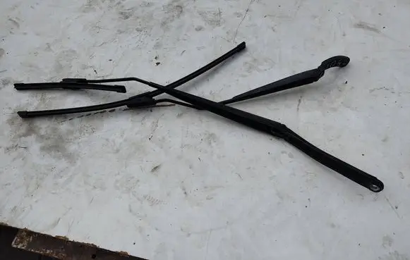 Renault Clio IV Front wiper blade arm 