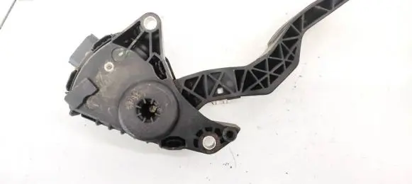 Accelerator throttle pedal
