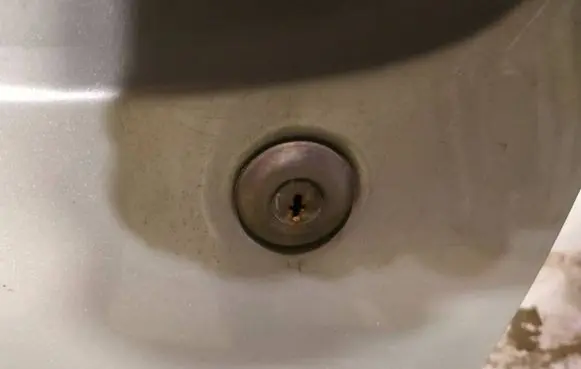 Citroen Xsara Picasso Front door lock (next to the handle) 