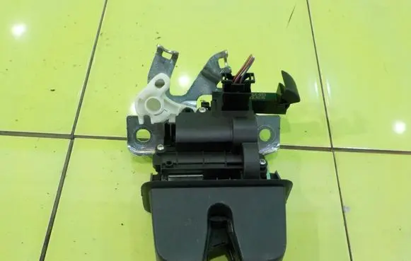 Volkswagen PASSAT B8 Tailgate exterior lock 3G0827503C