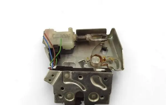 Ford Mondeo Mk III Tailgate/trunk/boot lock/catch/latch F00P0K0220 3S71-A43102-AC