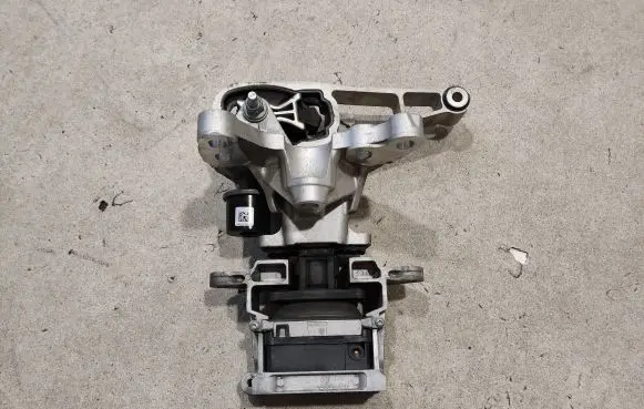 Land Rover Range Rover Evoque L551 Engine mounting bracket K8D26P096AA K8D26F030AA