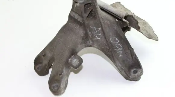 Audi A4 S4 B8 8K Engine mounting bracket 8K0199308BE