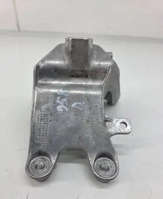 Engine mounting bracket