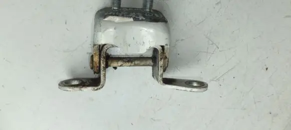 Toyota Land Cruiser (J100) Rear door upper hinge