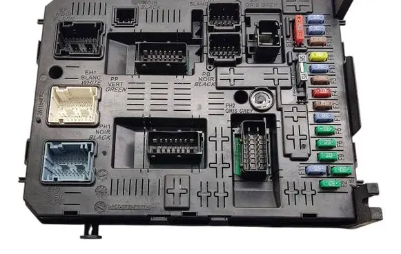 Peugeot 308 Fuse module 967847728001 239133001 20977771