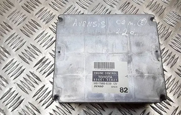 Toyota Avensis T250 Engine control unit/module 8966105821 MB1758008330