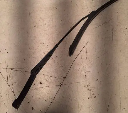 Front wiper blade arm