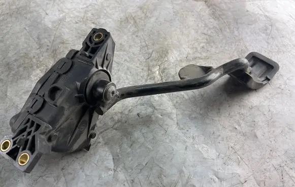 Volkswagen PASSAT B5 Accelerator throttle pedal 8d2721523b