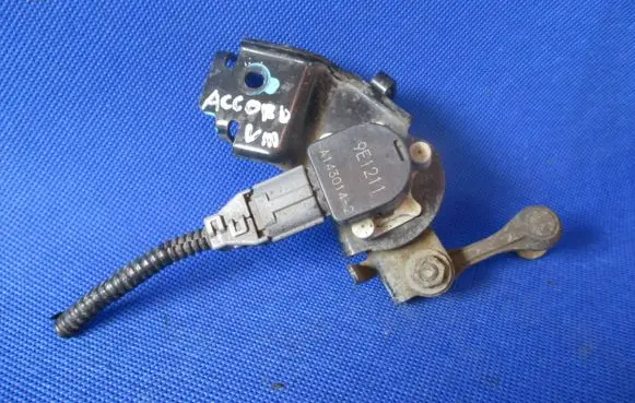 Honda Accord Front air suspension height level sensor 9E1211 A1430142