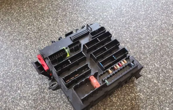 Opel Signum Fuse module 13170891