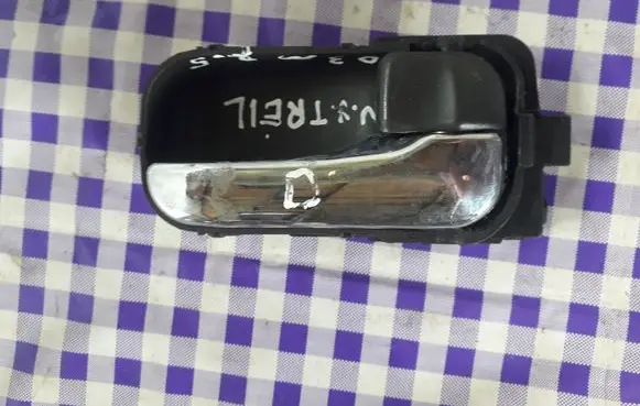 Nissan X-Trail T30 Front door interior handle