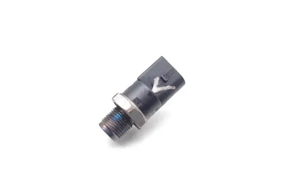 Volkswagen Touareg I Fuel pressure sensor 059130758
