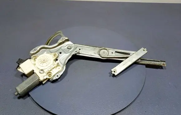 Toyota Corolla E110 Front door window regulator with motor 69820-02130