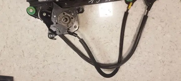Rear door manual window regulator