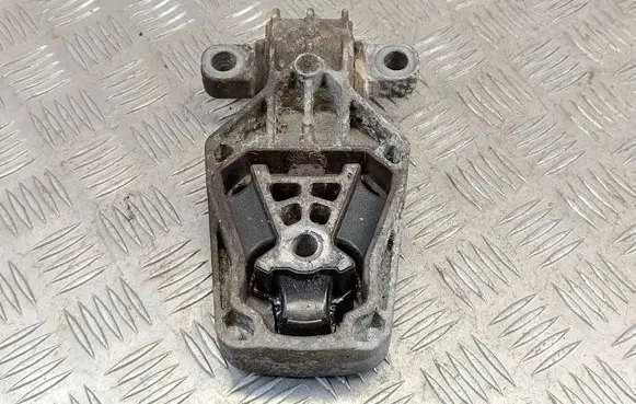 Mercedes-Benz CLA C117 X117 W117 Engine mount bracket A2462401209