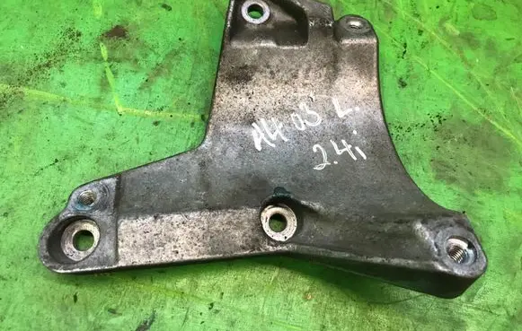 Audi A4 S4 B5 8D Engine mounting bracket 06C260835A 06C260835