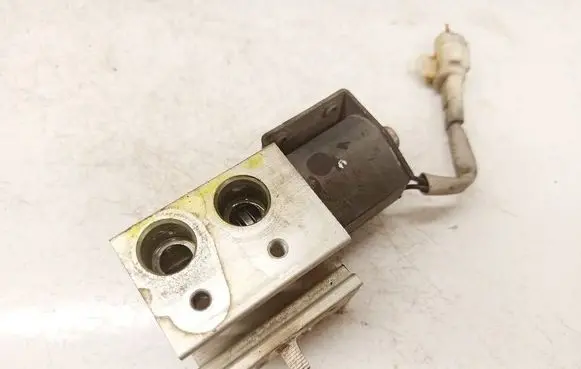 Toyota Avensis T250 Air conditioning (A/C) expansion valve 4433100890
