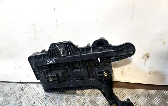 Volkswagen Jetta VI Battery tray 1KM915333