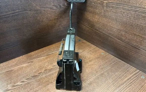 Mercedes-Benz Vito Viano W639 Brake pedal A6392901801 6392901801