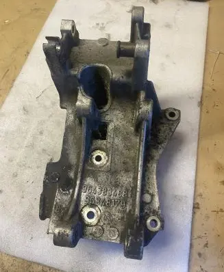Peugeot 607 Engine mounting bracket 9643834880 95348179